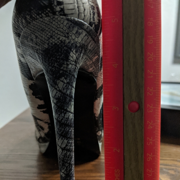 Black and White Snake Print Pumps - Picture 4 of 4